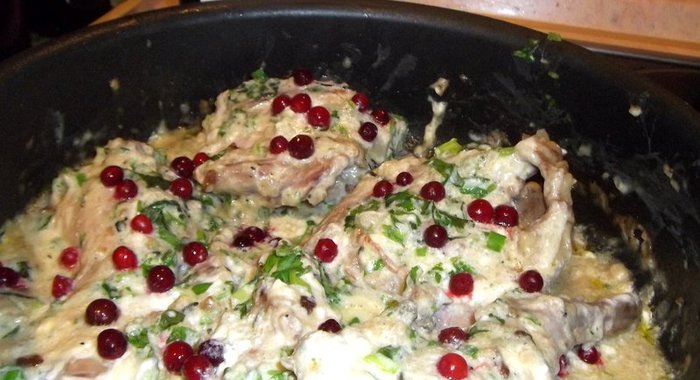 Тушеный кролик в винно-лимонном маринаде с брусникой