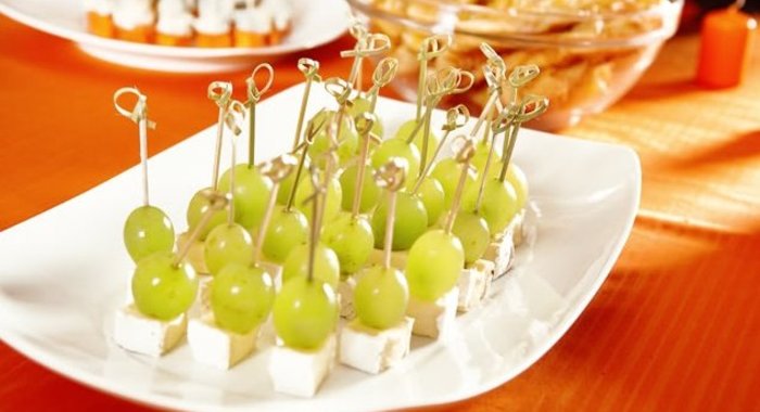 Канапе с сыром и виноградом