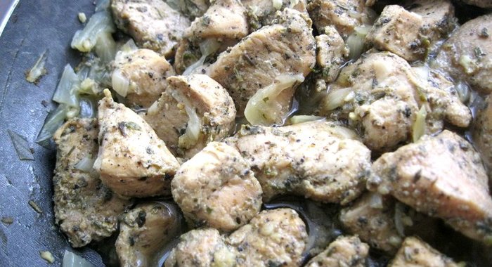 Куриное филе жареное с луком в медовом маринаде