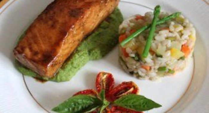 Лосось в медово-бальзамической глазировке с мятным гороховым пюре и овощным ризотто