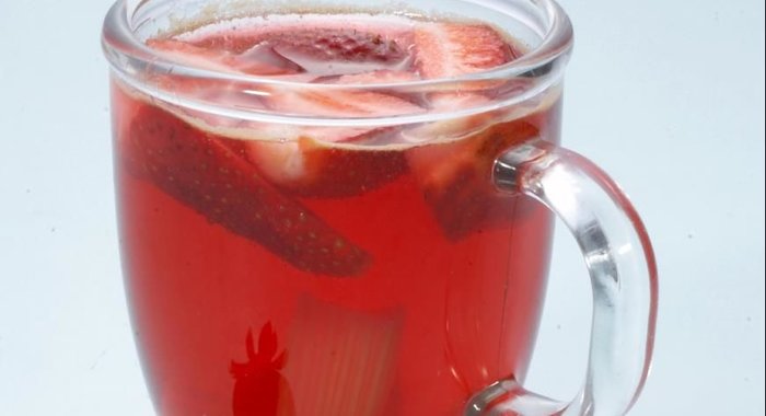 Компот из ревеня и клубники