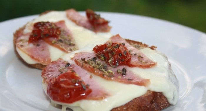 Горячие бутерброды в средиземноморском стиле