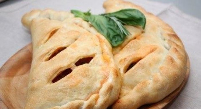 Закрытая пицца с овощами