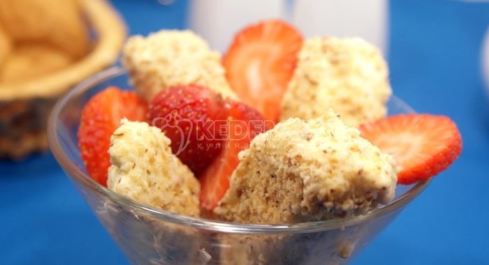 Мороженое в ореховой корочке с клубникой