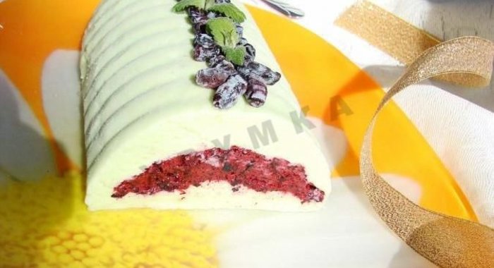 Мороженое-полено с фисташками и жимолостью