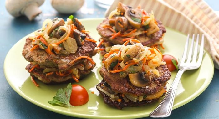 Печеночные оладьи с грибами, луком и морковью