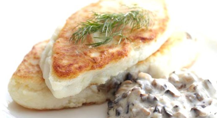 Картофельные котлеты с молочно-грибным соусом