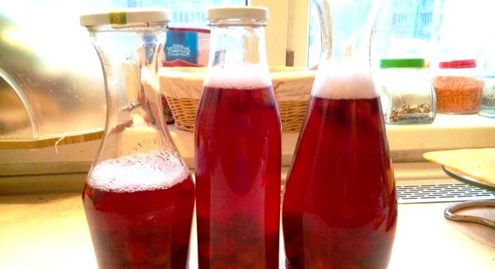 Ароматный вишневый компот