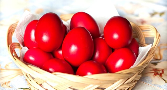 Красные пасхальные яйца