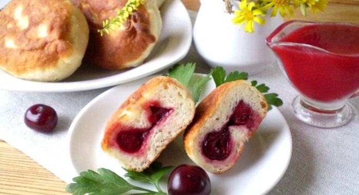 Пирожки с вишней жареные