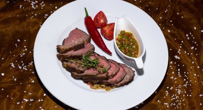 Стейк Монтевидео с соусом чимичури