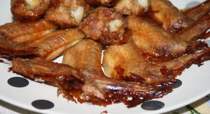 Хрустящие куриные крылышки в пивном маринаде в духовке