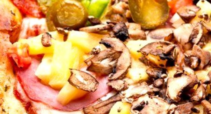 Пицца с грибами и зеленью