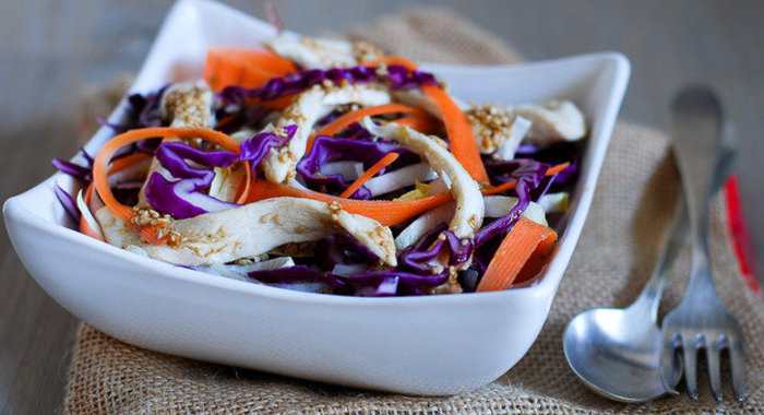 Пряный салат с куриным филе и красной капустой
