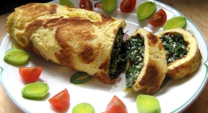 Яичный рулет с творогом и зеленью