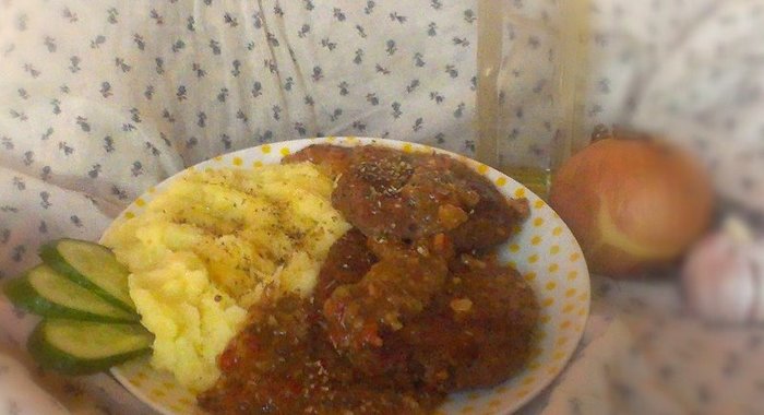 Котлеты с томатно-луковым соусом