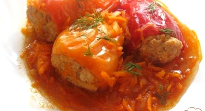 Фаршированные перцы с морковным бульоном