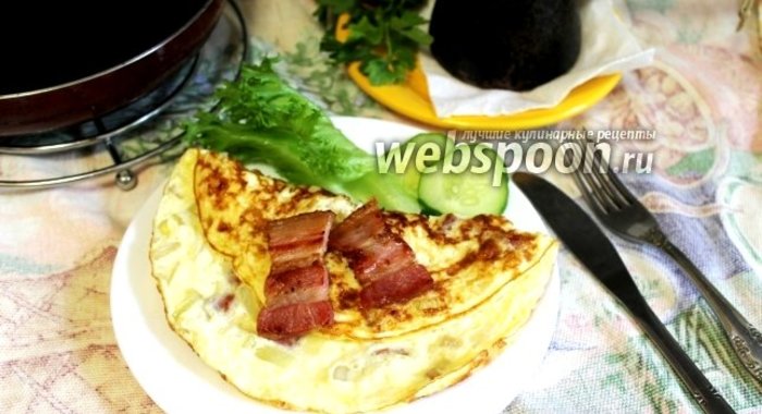 Омлет с копчёной грудинкой, сельдереем и луком