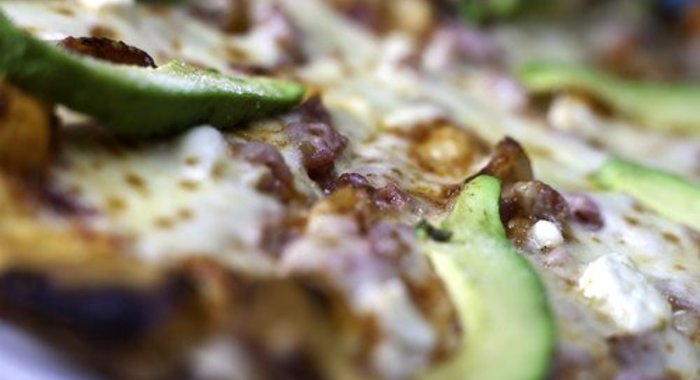 Пицца с авокадо, ветчиной и сыром