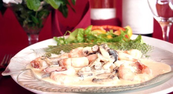 Креветки с текилой, сливками и зеленым луком