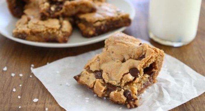 Шоколадное пирожное с соленой карамелью