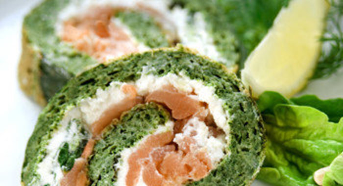Рулет с творогом, шпинатом и лососем