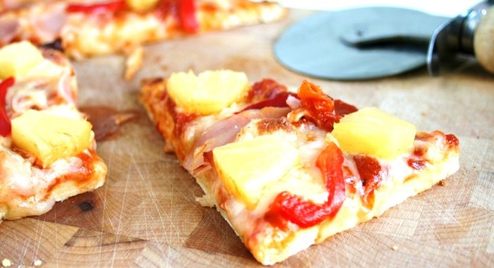 Пицца с ананасами и колбасой