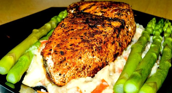 Стейк из тунца со спаржей