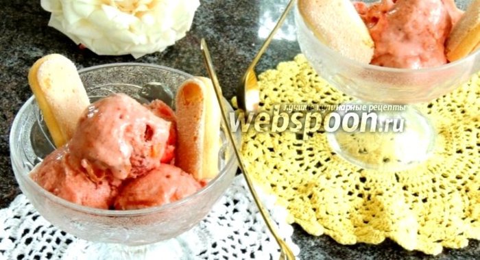 Клубнично-ревенное йогуртное мороженое