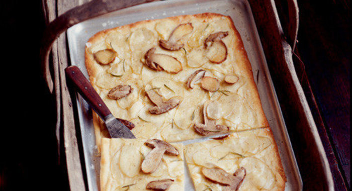 Пицца с грибами и картофелем