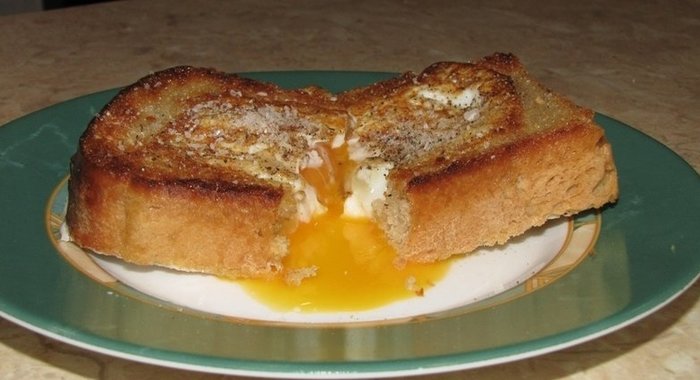 Бутерброд с яйцом на сковороде