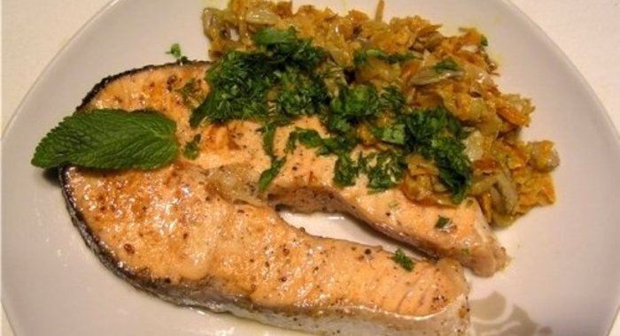 Стейк из форели на сковороде