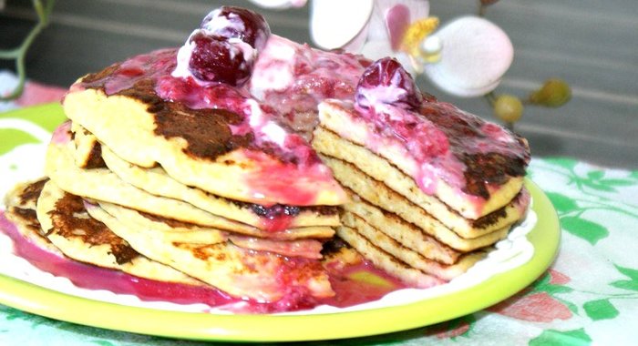Панкейки из кукурузных хлопьев с вишневым соусом