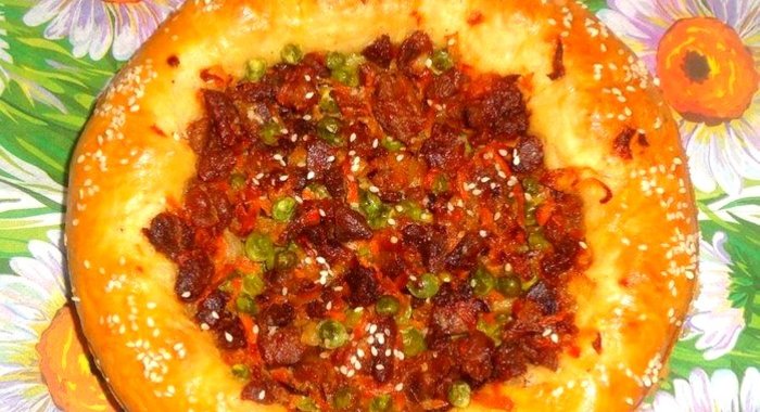 Дрожжевой пирог с мясом и овощами