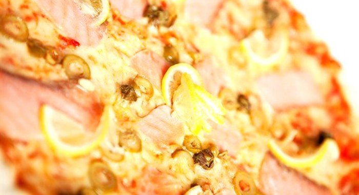 Пицца с копченым лососем и укропным кремом