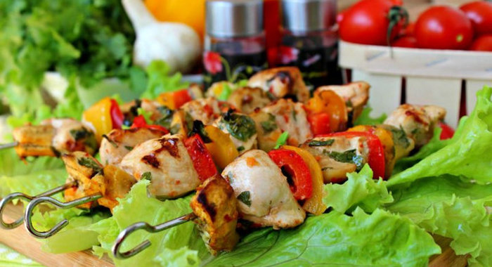 Острый шашлык с курицей и овощами