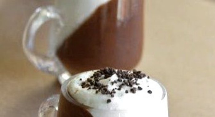 Шоколадный мусс со взбитыми сливками и кофе