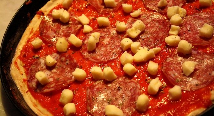 Пицца с салями и сыром