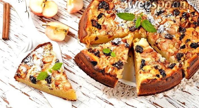 Шарлотка с яблоками и изюмом