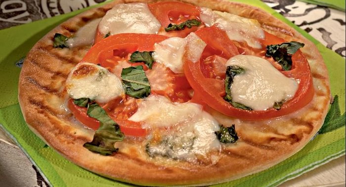 Пицца с помидорами и моццареллой
