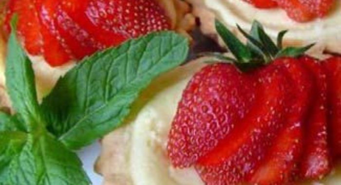 Корзиночки с ванильным кремом и клубникой