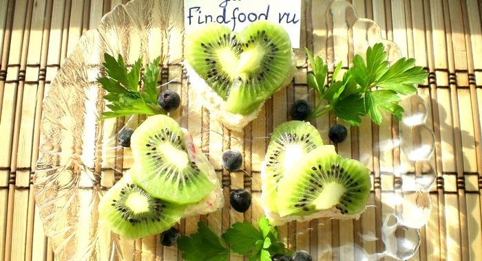 Праздничные бутерброды с киви