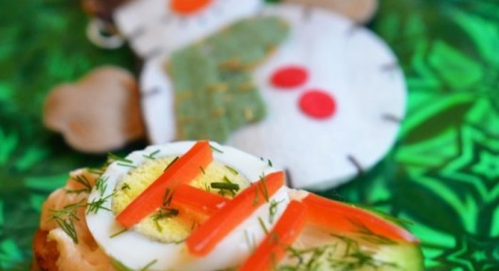 Новогодние кростини с муссом из семги