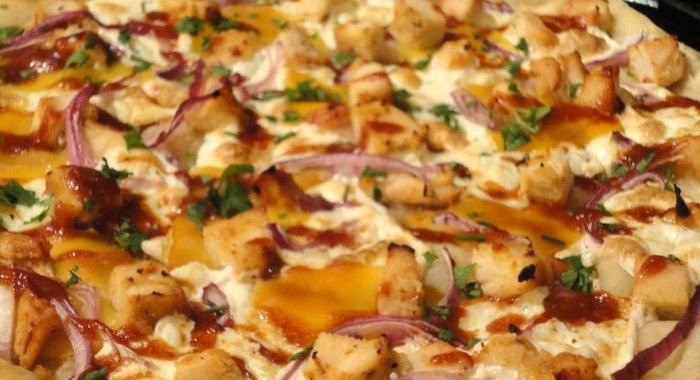 Пицца с жареной курицей