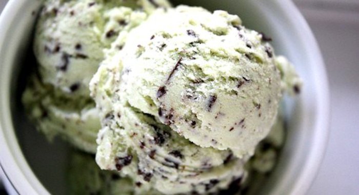 Мятное мороженое с шоколадной крошкой