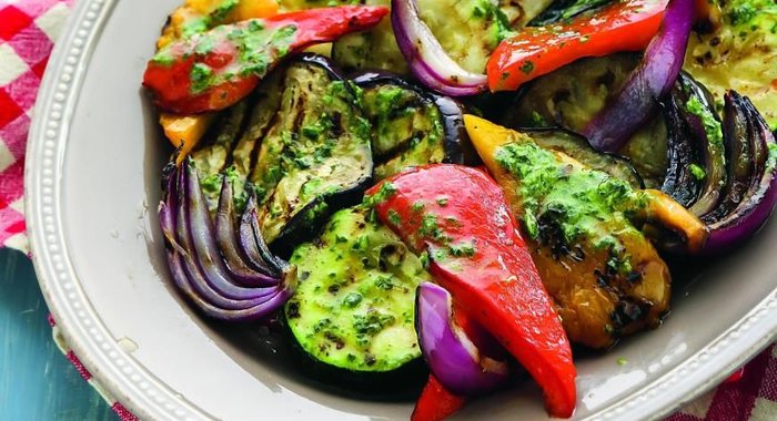 Овощи на гриле с соусом из базилика