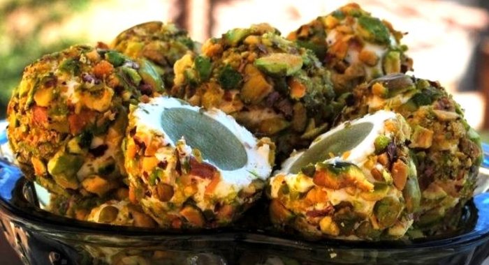 Сырные шарики с фисташками и виноградом