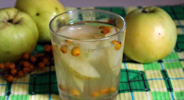 Компот из яблок и облепихи с листом малабарской корицы