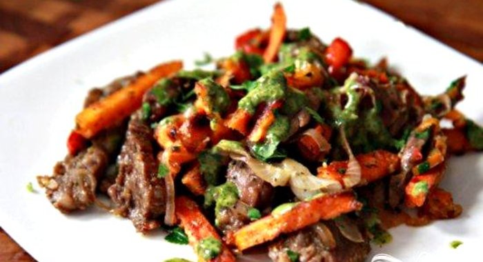 Стейк со сладким картофелем и соусом из петрушки