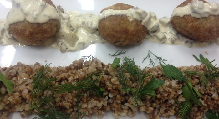 Котлетки из трех видов мяса с гречневым ризотто и соусом из лесных грибов